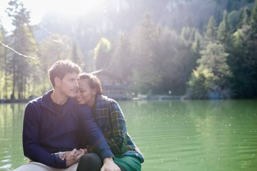 Paarshooting am Berglsteinersee Fotos von Stefanie Reindl Photography | Photographer tyrol for couple shooting